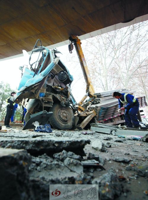 卡車吊臂撞上限高橋 車頭嚴(yán)重變形司機(jī)滿頭鮮血 卡車吊臂撞上限高橋 車頭嚴(yán)重變形司機(jī)滿頭鮮血