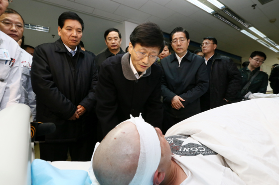 中共中央政治局委員、中央政法委書(shū)記孟建柱率工作組2日晨5時(shí)30分抵達(dá)昆明。一下飛機(jī),孟建柱就立即趕往