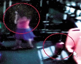 去年10月份的一天，一名女乘客打著電話下了車，包丟在了車上。(翻拍視頻)