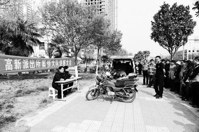 退贓大會(huì)上，石獅子物歸原主