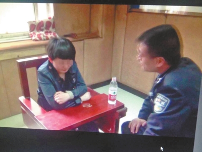 肇事司機李某歸案后，接受警方的訊問。