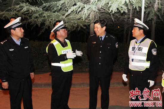 該支隊支隊長石軍(左二)、政委周西漢（左一）在向省總隊督導(dǎo)組匯報整治酒駕時的情景。
