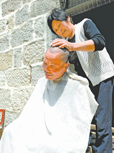 為了照顧兩個小叔，馬英專門學(xué)會了理發(fā)。