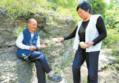 5月5日，馬英為上山放牛的劉五送干糧。