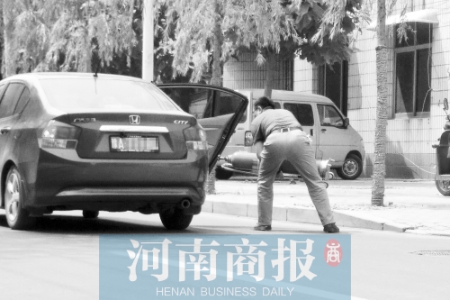 鄭州西區(qū)一氧氣廠門前，有人充氣后，將氧氣瓶裝上私家車運(yùn)走
