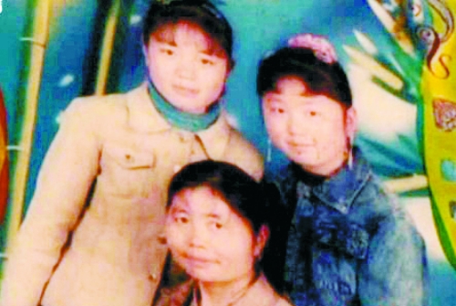 兩個(gè)女兒已長大成人,妻子也已歸來,這個(gè)分離12年的家庭,離幸福越來越近(翻拍)。