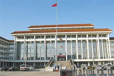 濮陽縣違規(guī)、超標(biāo)修建的縣委、縣政府辦公樓。新華社發(fā)發(fā)布