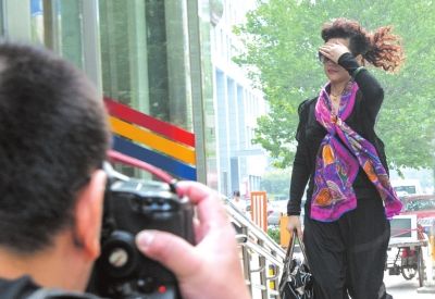 7月22日李某某輪奸案庭前會議，夢鴿擋臉小跑進(jìn)法院。資料圖片京華時報記者蒲東峰攝