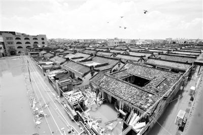 19日，廣東汕頭潮陽區(qū)和平鎮(zhèn)出現(xiàn)水浸現(xiàn)象。連日來，廣東省汕頭市潮陽區(qū)、潮南區(qū)普降暴雨。新華社發(fā)