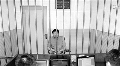 警方審訊犯罪嫌疑人“秦火火”。