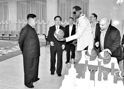 平壤，朝鮮最高領(lǐng)導(dǎo)人金正恩接待再次來(lái)訪的美國(guó)籃球明星羅德曼。