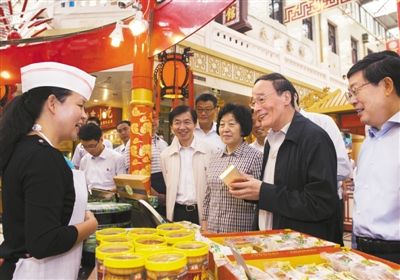 9月6日，王岐山在天津南市食品街調(diào)研，在月餅柜臺(tái)前，詢問中央關(guān)于中秋國(guó)慶嚴(yán)禁公款送禮的規(guī)定發(fā)布后的銷售情況。新華社記者 李學(xué)仁 攝