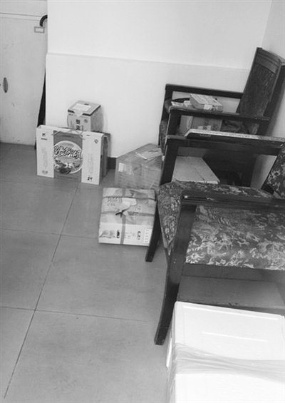 9月19日，東二環(huán)一小區(qū)的傳達室放著5、6箱禮品，小區(qū)保安稱，禮品量比以前過節(jié)時少。