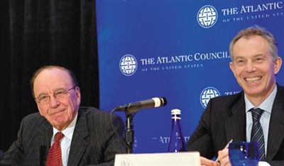 2008年，布萊爾與默多克在美國參加一國際會議。