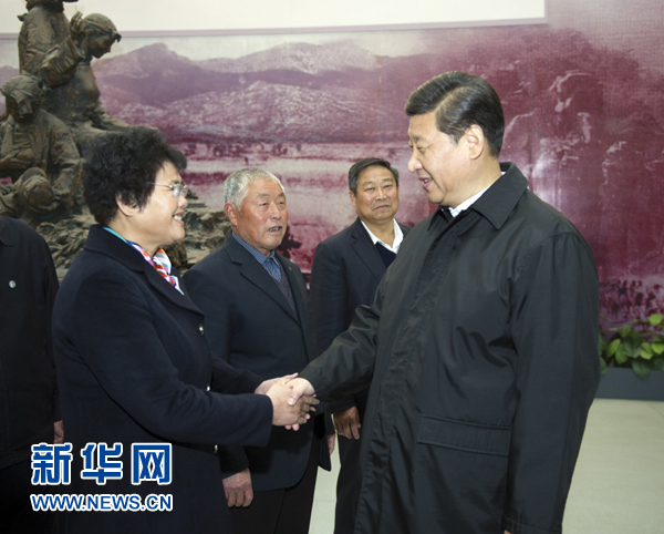 25日上午，習近平在臨沂華東革命烈士陵園參觀沂蒙精神展并會見當?shù)叵冗M模范和當年支前模范后代代表。
