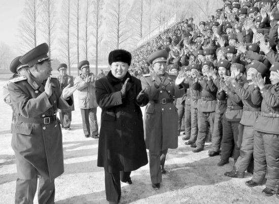 24日，金正恩視察前線部隊(duì)。