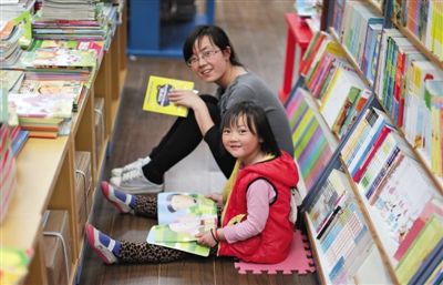 昨晚10時(shí)，來京探親的山東的李女士帶著5歲的女兒琪琪在三聯(lián)書店讀書。4月18日晚開始，三聯(lián)韜奮書店正