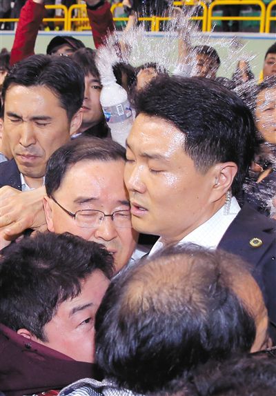 17日，鄭烘原（中）會(huì)見(jiàn)乘客家屬時(shí)，遭到家屬辱罵、潑水。