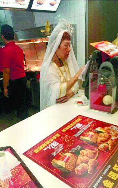麥當(dāng)勞也挺拼的！店員化身觀音為顧客點餐