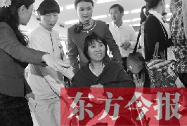 坐在輪椅上的，就是為兒子捐出肝、腎的母親潘大想