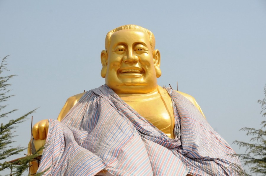 圖位此前的4月26日，“佛像”上出現(xiàn)帆布，最終，工作人員將帆布蓋在“佛像”頭像上。