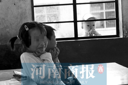 她不止一次說想去上學(xué)，而更多的時候，她是站在教室外面，眼巴巴地看著里面的小朋友