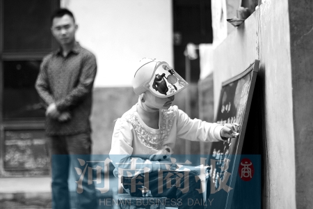 右手受傷了，她用左手在家里的小黑板上練習(xí)寫字