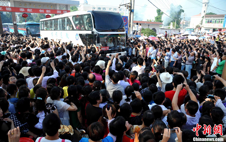 6月5日，一年一度的毛坦廠鎮(zhèn)“送考節(jié)”到來，70輛大巴車護送毛坦廠中學(xué)萬名考生安全赴考。