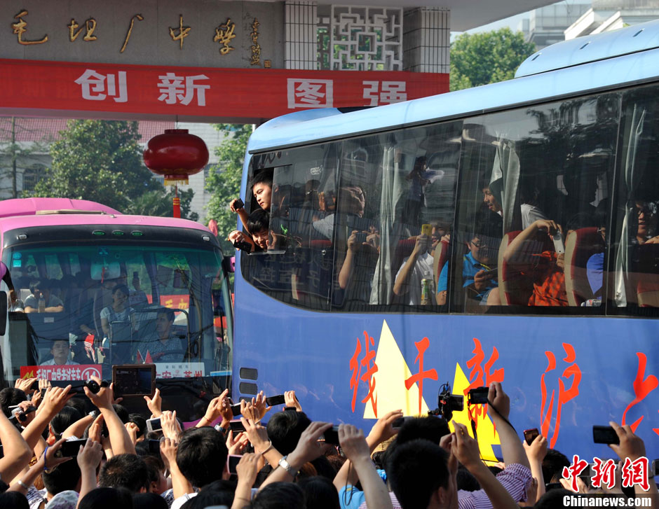 6月5日，一年一度的毛坦廠鎮(zhèn)“送考節(jié)”到來，70輛大巴車護送毛坦廠中學(xué)萬名考生安全赴考。