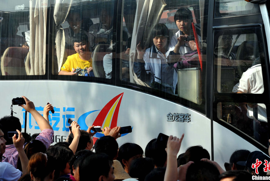 6月5日，一年一度的毛坦廠鎮(zhèn)“送考節(jié)”到來，70輛大巴車護送毛坦廠中學(xué)萬名考生安全赴考。