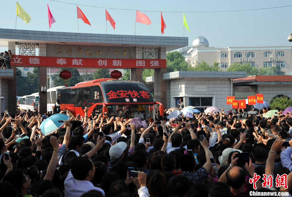 6月5日，一年一度的毛坦廠鎮(zhèn)“送考節(jié)”到來，70輛大巴車護送毛坦廠中學(xué)萬名考生安全赴考。