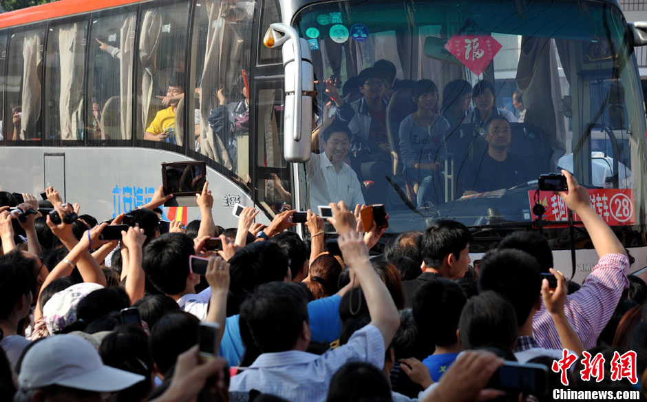6月5日，一年一度的毛坦廠鎮(zhèn)“送考節(jié)”到來，70輛大巴車護送毛坦廠中學(xué)萬名考生安全赴考