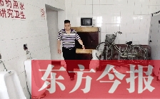 男廁中擺放的電視機、柜子、自行車等物品