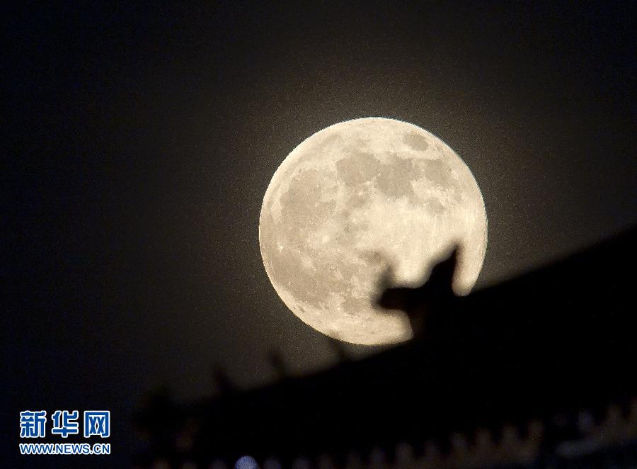 6月23日晚，在北京故宮角樓附近拍攝的圓月。