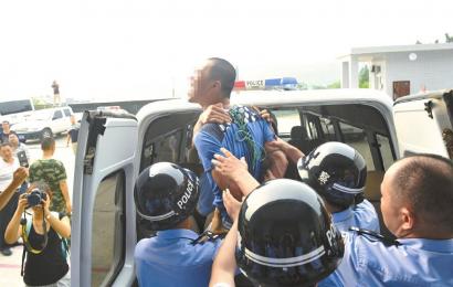 6月19日，安岳縣看守所，押赴刑場(chǎng)的一刻，劉明（化名）跳起來托付親友照顧好父母。吳小川 攝