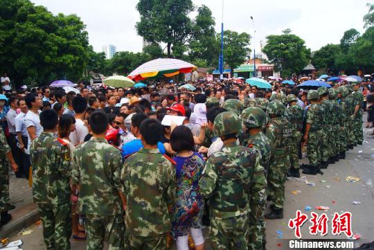 7月9日，聚集在中國人民銀行北海市中心支行的外地民眾越來越多，當(dāng)?shù)毓俜讲坏貌怀鰟?dòng)大批邊防、武警前往維