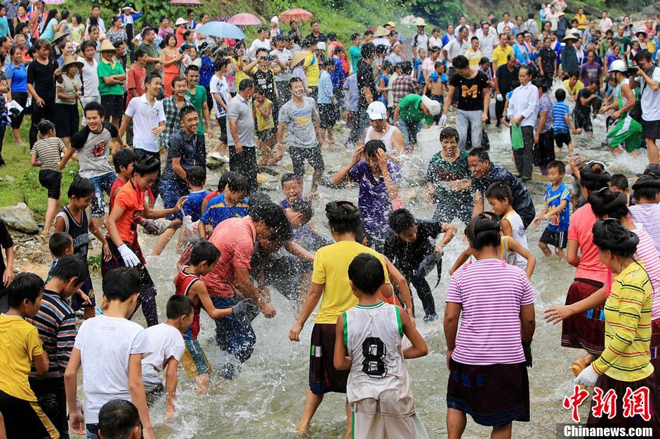 圖為7月9日，村民在小河里摸魚搶魚。譚凱興 攝