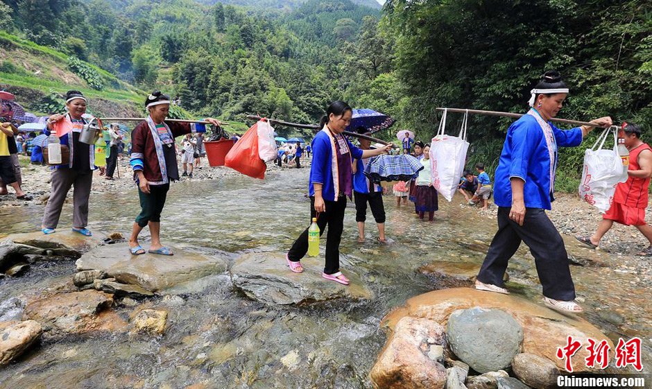 7月9日，一年一度的鬧魚節(jié)在廣西融水苗族自治縣白云鄉(xiāng)保江村舉行，附近村屯的居民前往集會(huì)地參加節(jié)日活動(dòng)
