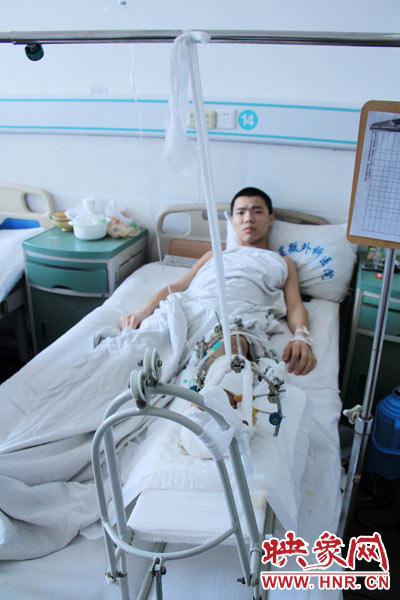 “如果有人肯幫我出4萬元的醫(yī)藥費，我愿意為他免費工作3年，多苦多累都行。”7月26日，躺在病床里上的