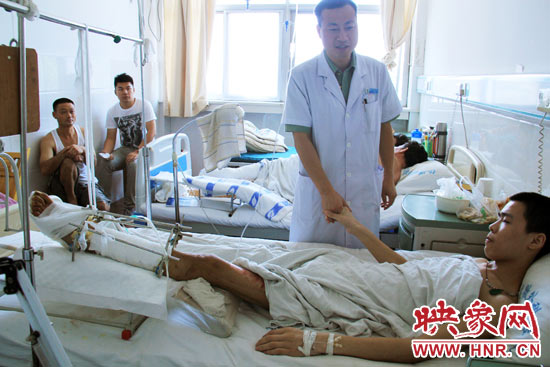 據仁濟醫(yī)院外傷科主任張明伍介紹，楊偉峰的小腿的創(chuàng)面已經恢復得差不多了，治療情況還比較樂觀。但因為小腿