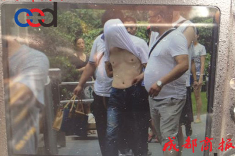 圖為事發(fā)現(xiàn)場(chǎng)，嫌疑人被警方控制。