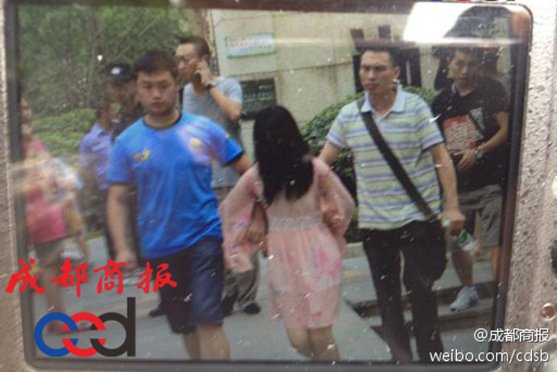 圖為事發(fā)現(xiàn)場(chǎng)，嫌疑人被警方控制。