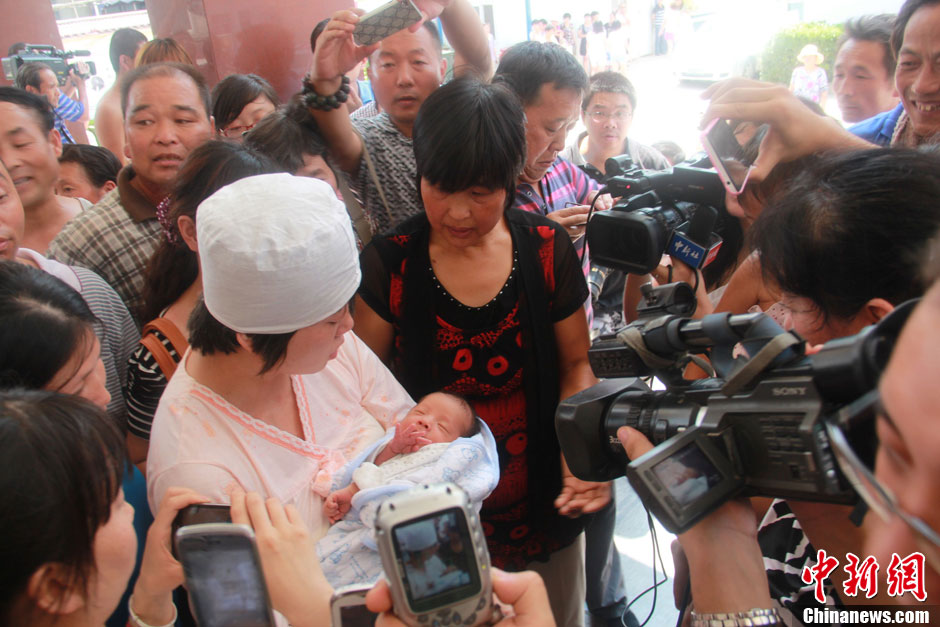 圖為大批媒體記者采訪獲救嬰兒母親。張一辰 攝