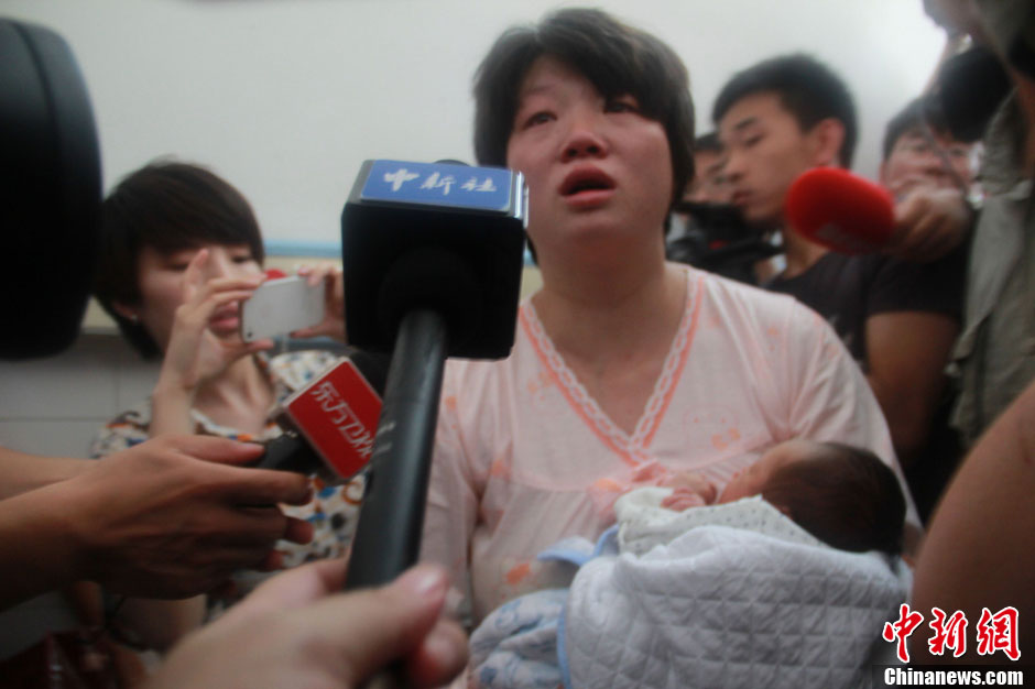 圖為獲救嬰兒母親接受中新社記者采訪。張一辰 攝