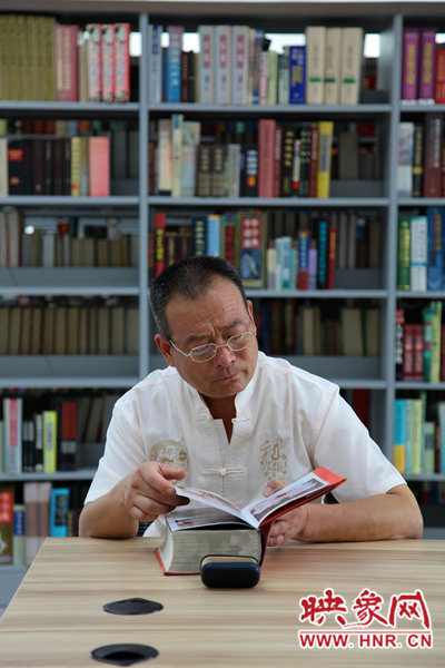 圖書(shū)館內(nèi)巨大的存書(shū)量，能讓鄭州市民盡情感受閱讀的快樂(lè)。