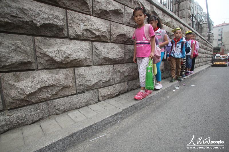 2013年09月11日，濟南運署街上，小學(xué)生走史上“最窄人行道”上學(xué)。圖片來源：CFP