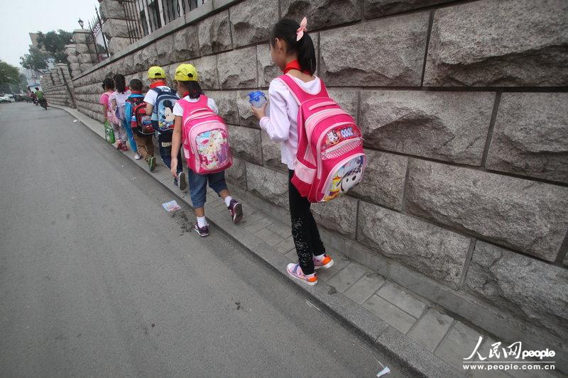 2013年09月11日，濟南運署街上，小學(xué)生走史上“最窄人行道”上學(xué)。