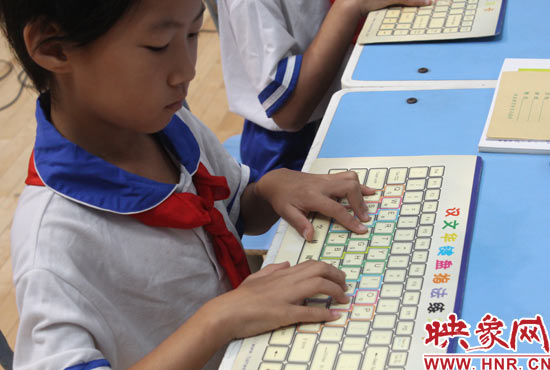 觀摩課上小學生在用“漢之星”鍵盤輸入法模擬打字 觀摩課上小學生在用“漢之星”鍵盤輸入法模擬打字
