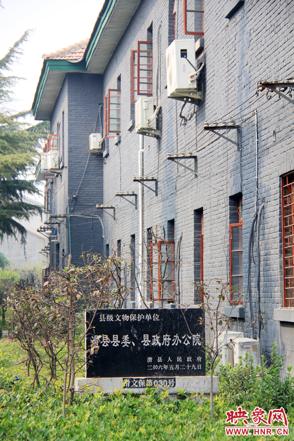 因?yàn)榭h委大院‘陳舊老土’,政府大院的蘇式建筑于2006年被列為縣級(jí)文物保護(hù)單位。