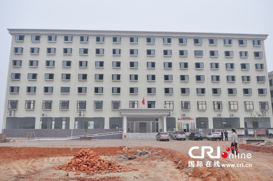 2013年10月21日，長沙云蓋村欠債千萬新建的豪華村部樓。